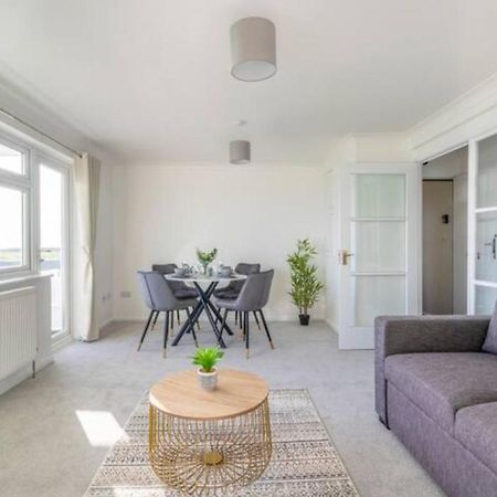 Large Sea View 2 Bedroom Sleeps 6 - Free Parking Bornemouth Extérieur photo