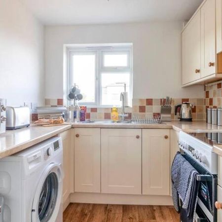Large Sea View 2 Bedroom Sleeps 6 - Free Parking Bornemouth Extérieur photo