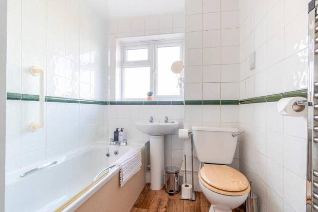 Large Sea View 2 Bedroom Sleeps 6 - Free Parking Bornemouth Extérieur photo