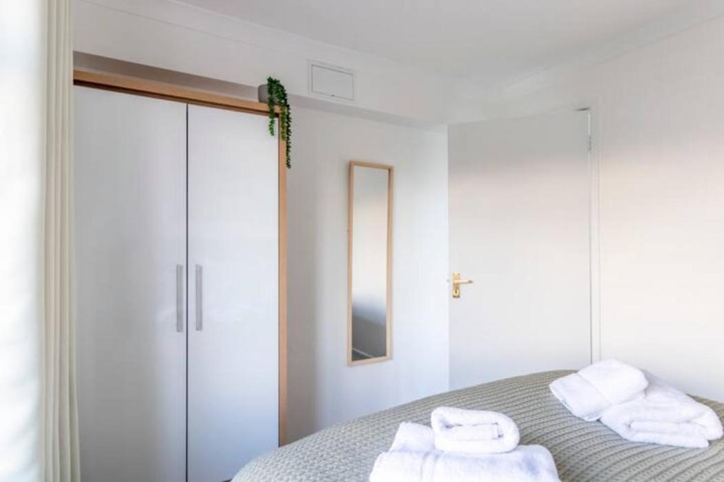 Large Sea View 2 Bedroom Sleeps 6 - Free Parking Bornemouth Extérieur photo