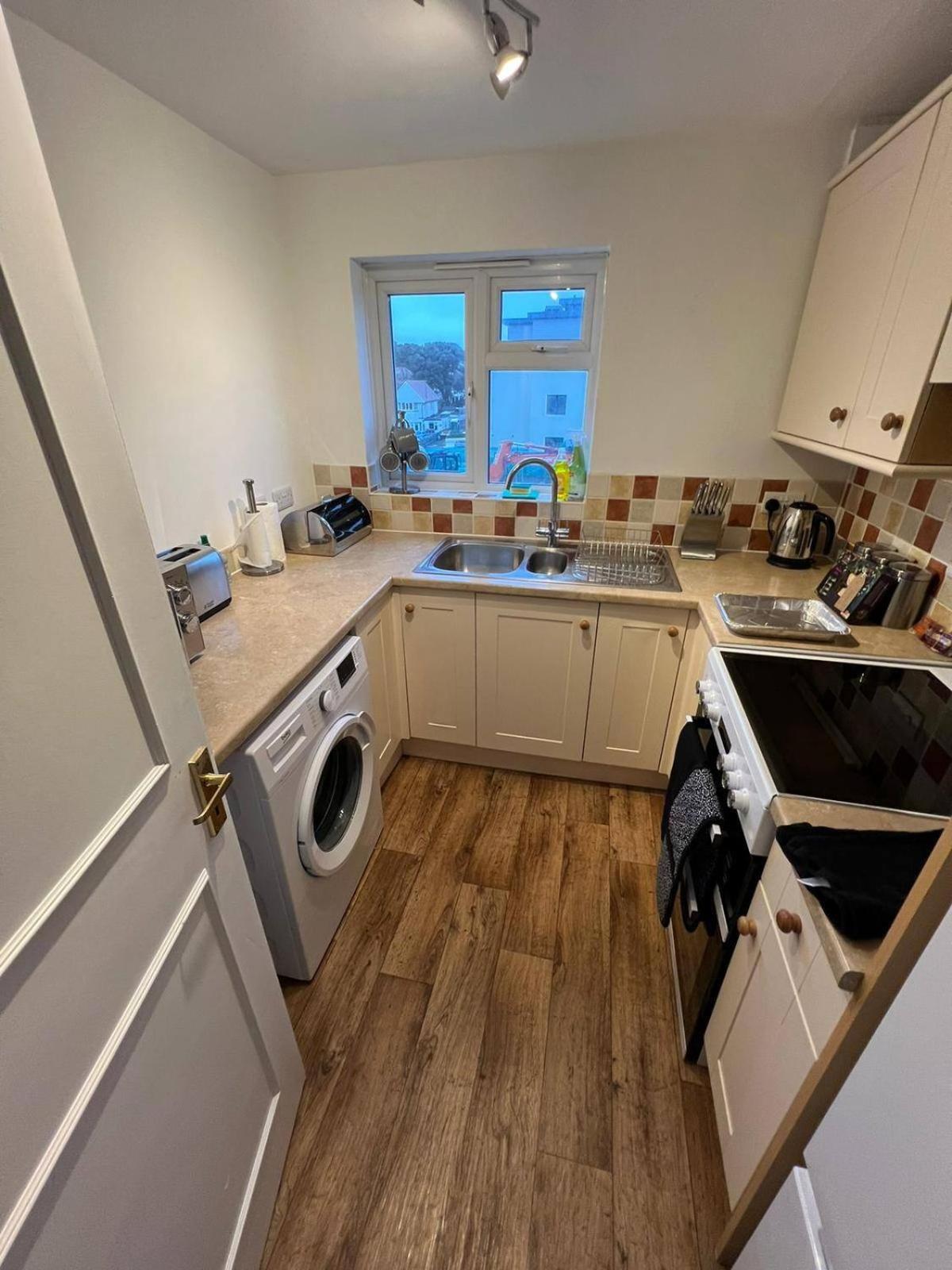 Large Sea View 2 Bedroom Sleeps 6 - Free Parking Bornemouth Extérieur photo